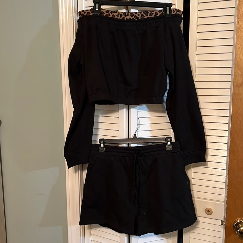 Short and cropped sweater set